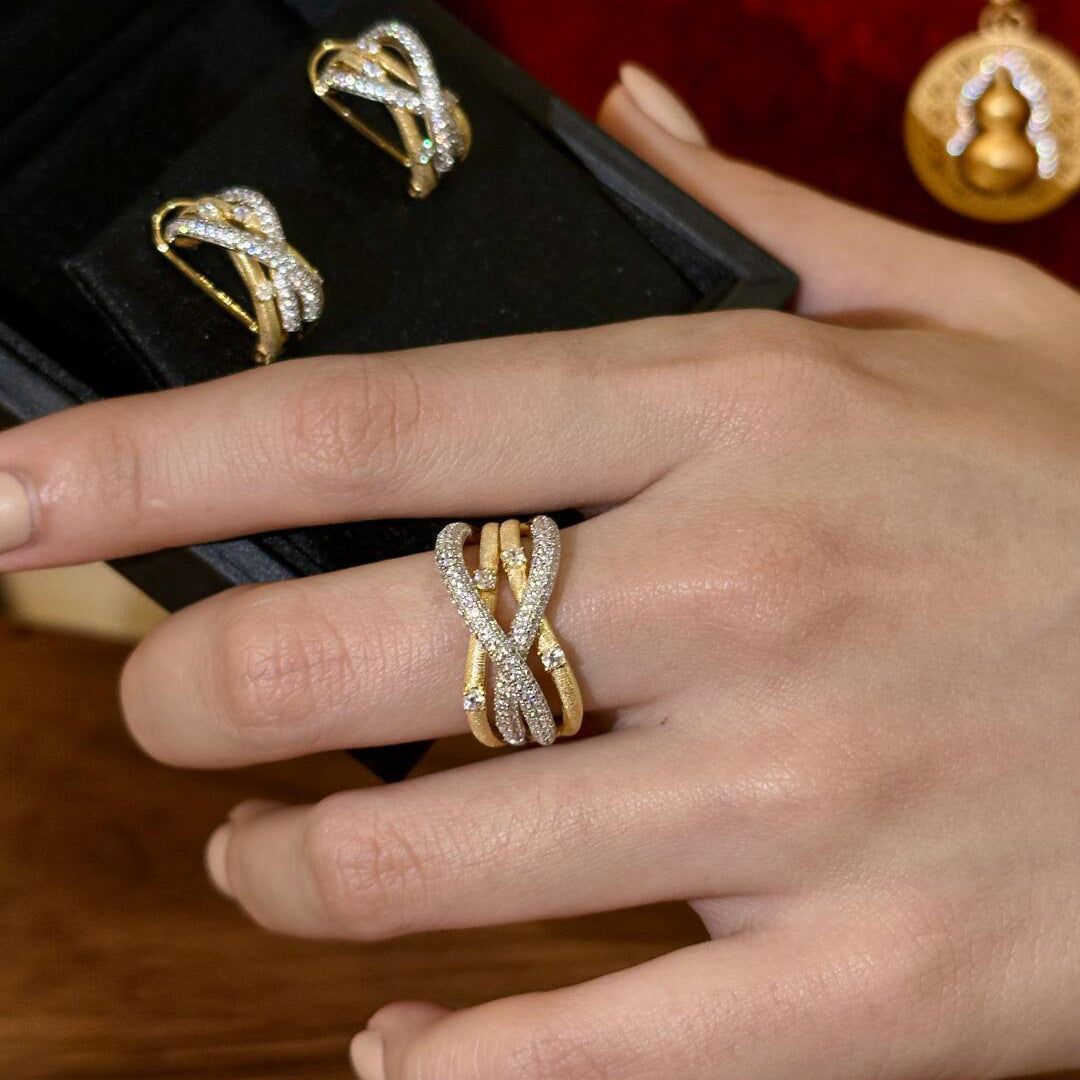 The Twisted Champagne Ring exudes a sophisticated European and American retro charm, featuring a stunning pear-shaped champagne stone framed by a luxurious diamond-encrusted setting. This "Ins style" masterpiece is designed for the modern woman, offering a bold yet elegant statement that is perfect for weddings, high-profile dates, or everyday luxury.