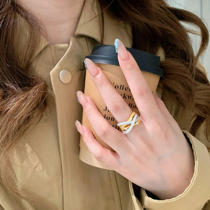 The Twisted Champagne Ring exudes a sophisticated European and American retro charm, featuring a stunning pear-shaped champagne stone framed by a luxurious diamond-encrusted setting. This "Ins style" masterpiece is designed for the modern woman, offering a bold yet elegant statement that is perfect for weddings, high-profile dates, or everyday luxury.