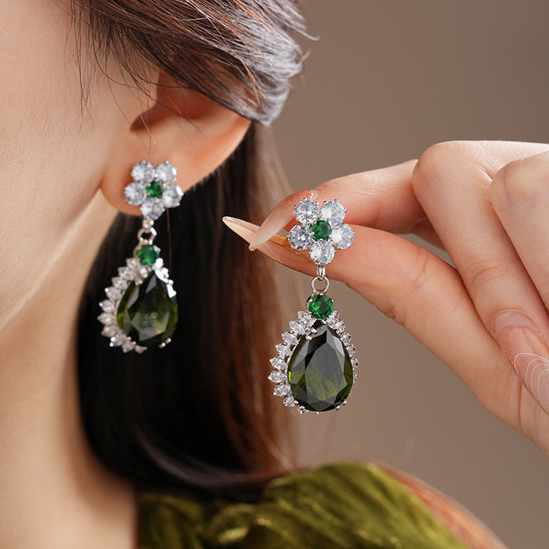 The Verdant Vine Suite offers a high-end necklace and ear rings set, meticulously designed to accentuate the clavicle, bringing a sophisticated sense of design to the modern woman's collection.