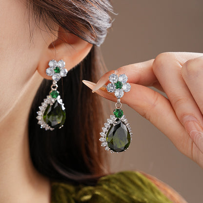 The Verdant Vine Suite offers a high-end necklace and ear rings set, meticulously designed to accentuate the clavicle, bringing a sophisticated sense of design to the modern woman's collection.