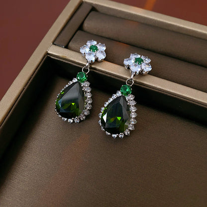The Verdant Vine Suite offers a high-end necklace and ear rings set, meticulously designed to accentuate the clavicle, bringing a sophisticated sense of design to the modern woman's collection.